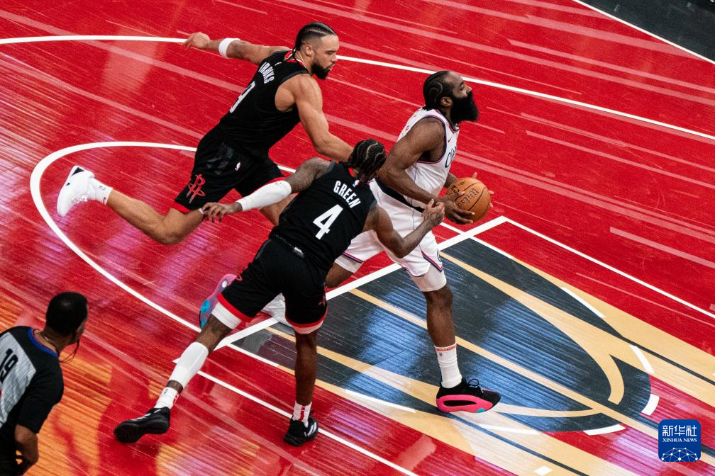 包含NBA罚球大战激烈，骑士队紧咬对手追赶比分的词条