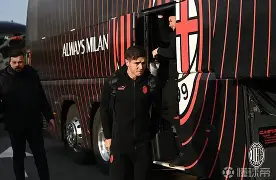 尤文图斯客场逼平AC米兰，保持领先优势