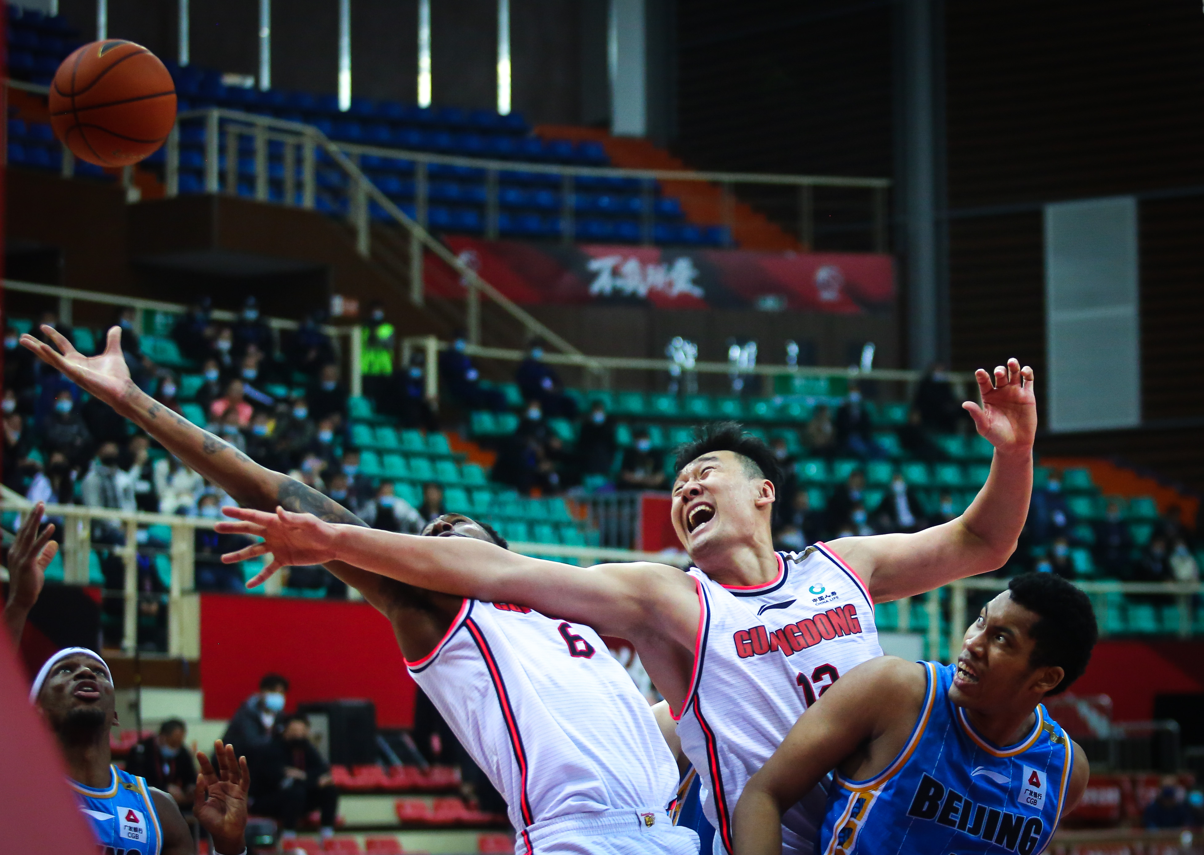 九州娱乐-中国篮球职业赛事呼声高涨，球队实力对抗激烈